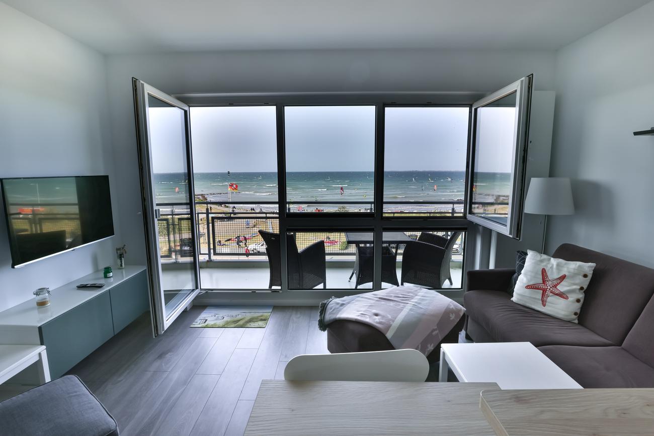 Balkonblick &uuml;ber Strand und Ostsee
