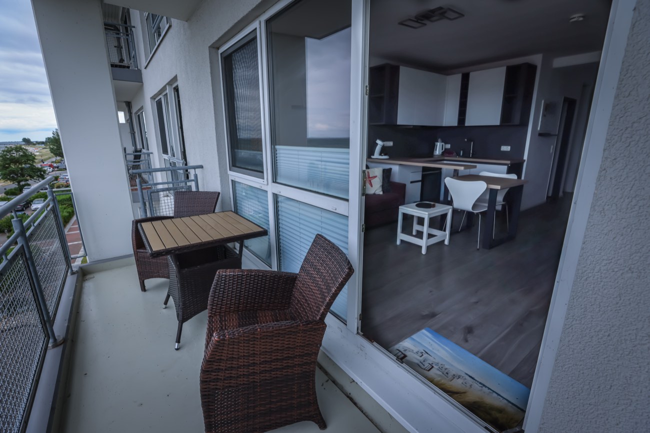 Sonniger Balkon mit Blick auf Strand und Ostsee