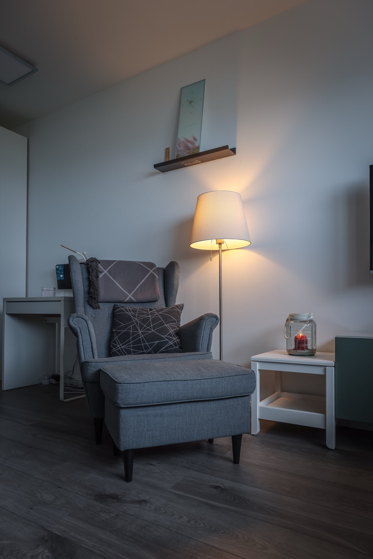 Gem&uuml;tliche Leseecke mit Sessel