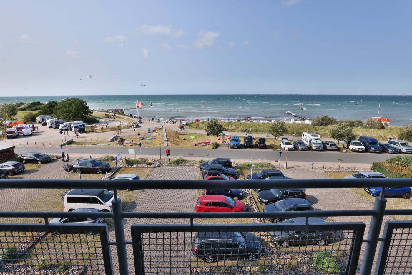 Blick &uuml;ber Parkplatz, Strand und Ostsee